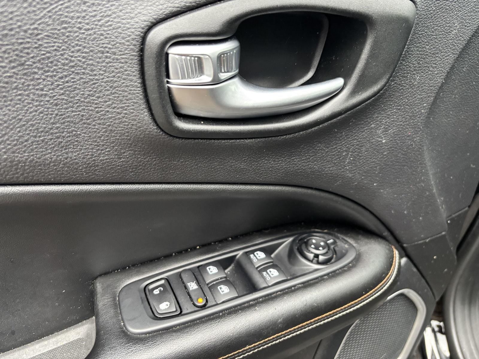 Used 2021 Diamond Black Crystal Pearlcoat Jeep Latitude image 7