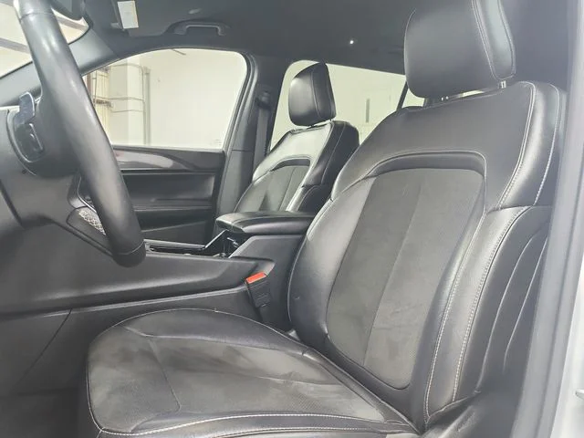 Used 2022 Silver Jeep Altitude image 10