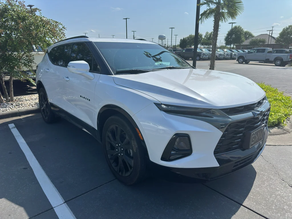 Used 2020 Iridescent Pearl Tricoat Chevrolet RS image 2