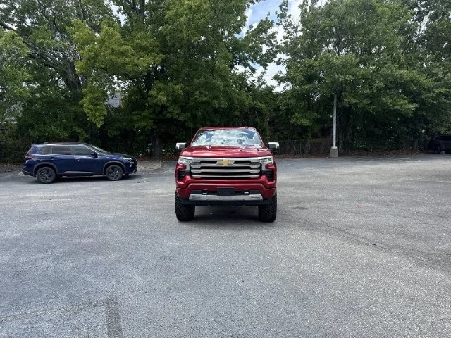 Used 2022  Chevrolet High Country image 2
