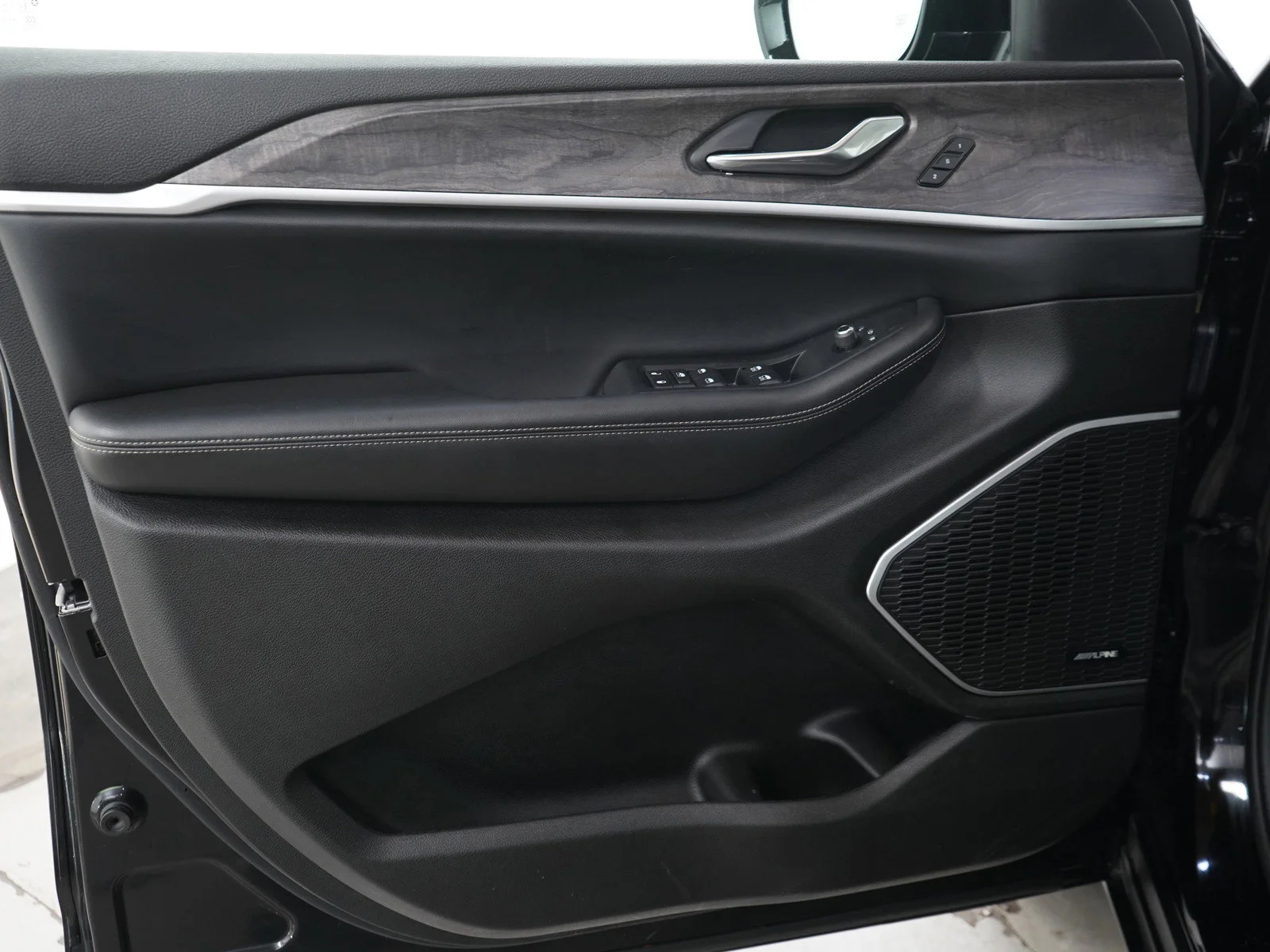 Used 2023 Diamond Black Crystal Pearlcoat Jeep Limited image 21