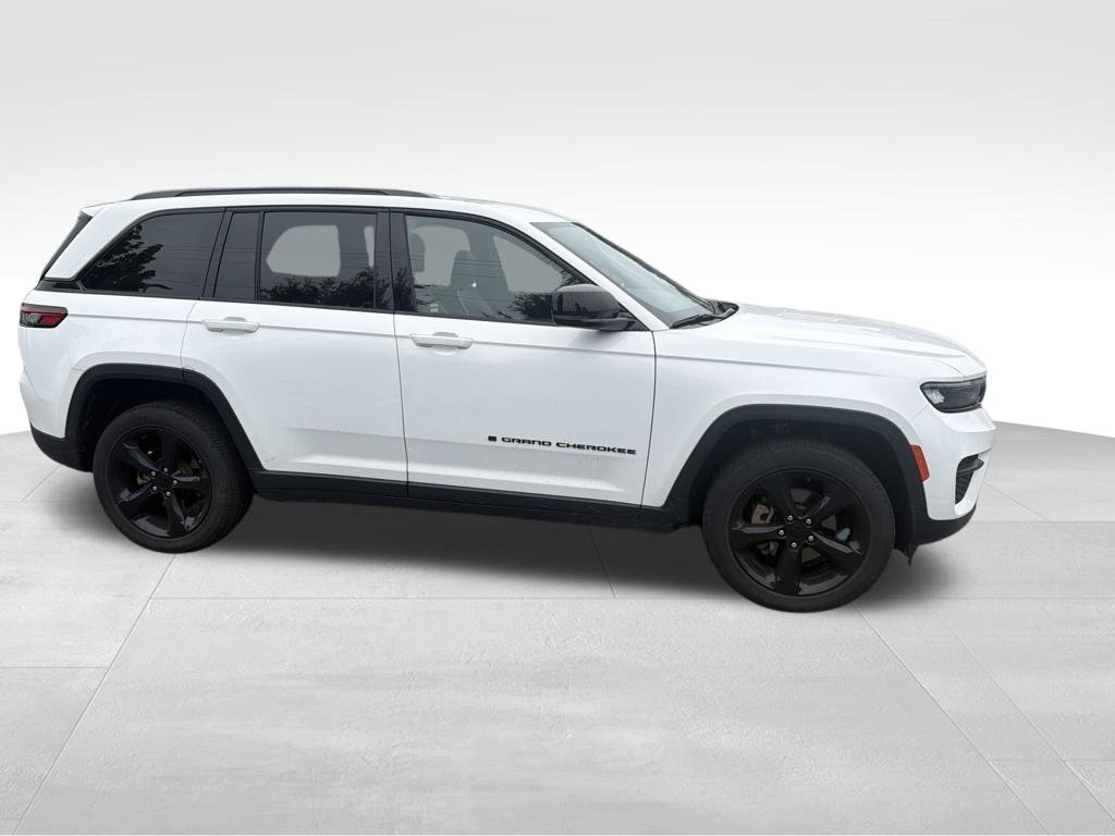 Used 2024 White Jeep Altitude image 4
