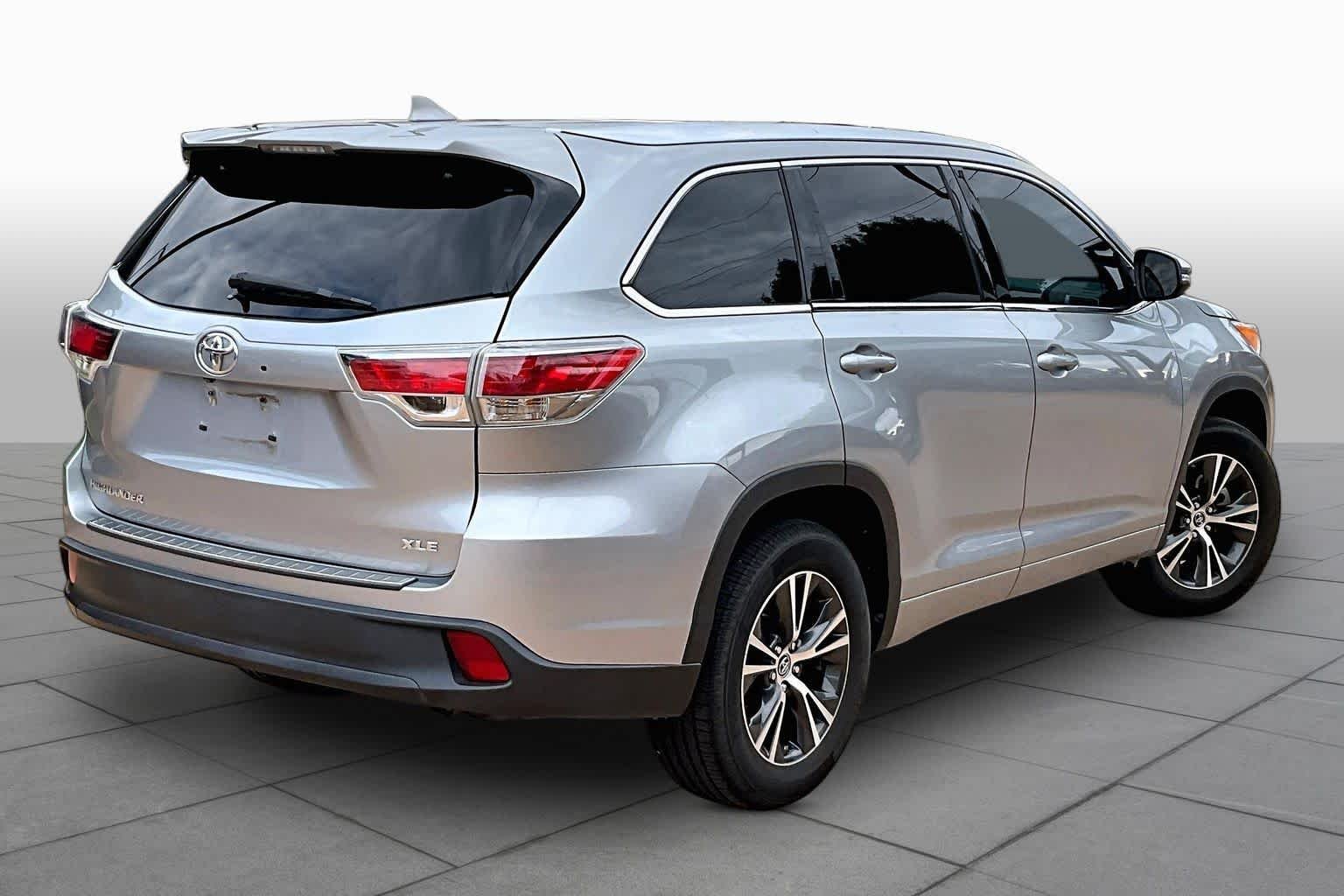 Used 2016 Silver Sky Metallic Toyota XLE image 13