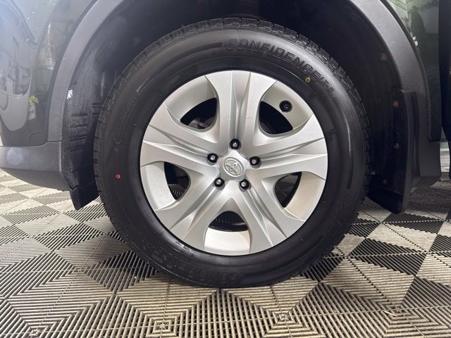 Used 2013 Green Toyota LE image 10