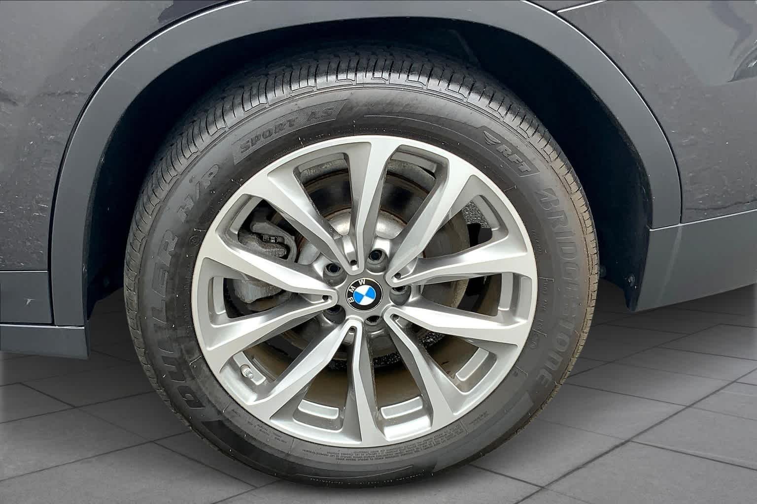 Used 2019 Dark Graphite Metallic BMW xDrive30i image 10