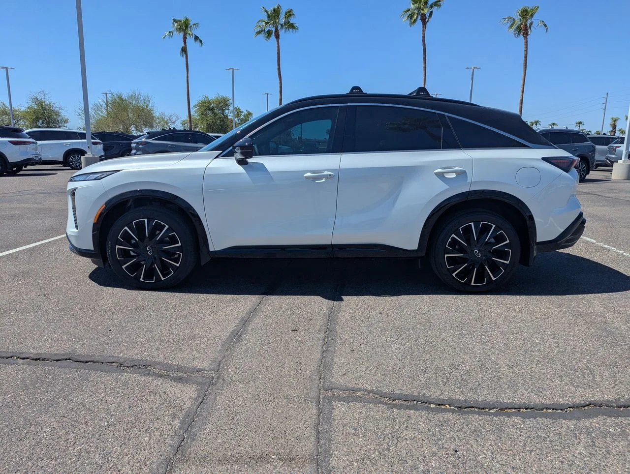 New 2027 2T RAD WHT INFINITI Autograph AWD image 2