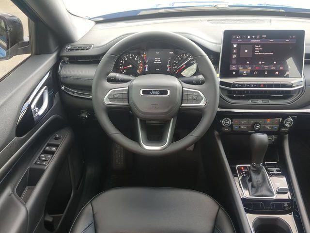 New 2026 Hydro Blue Pearl-Coat Exterior Paint Jeep Latitude image 19