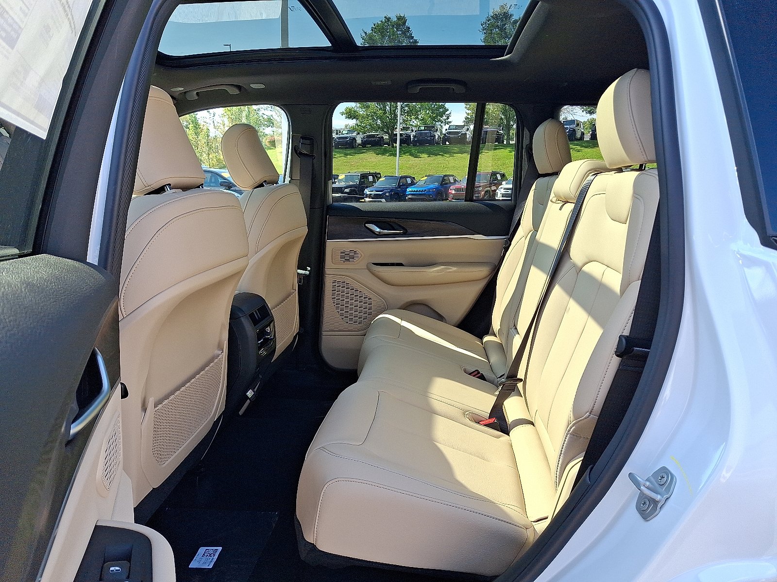 New 2027 Bright White Clear-Coat Paint Jeep Limited 4x2 image 6