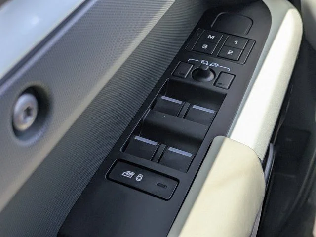 Used 2023 Fuji White Land Rover First Edition image 20