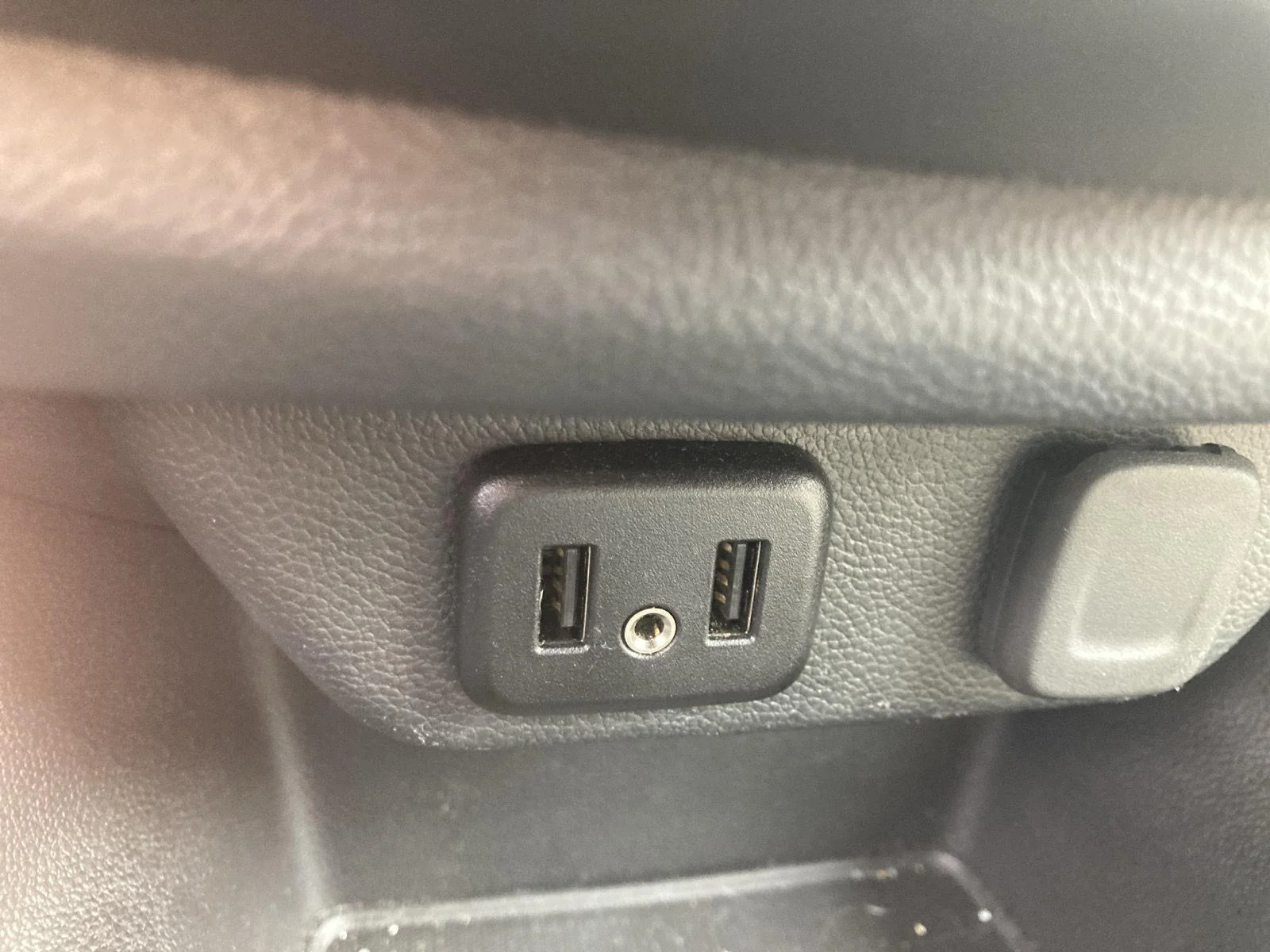 Used 2023 Wh Chevrolet  image 17