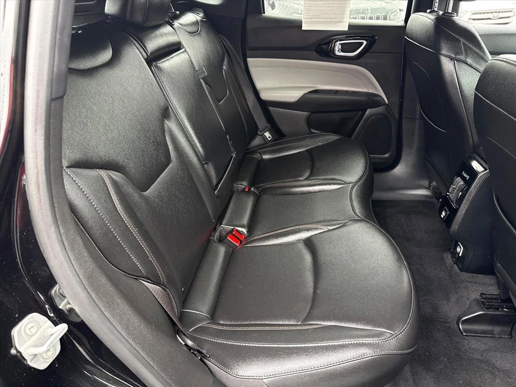 Used 2024 Diamond Black Crystal Pearlcoat Jeep Limited image 26