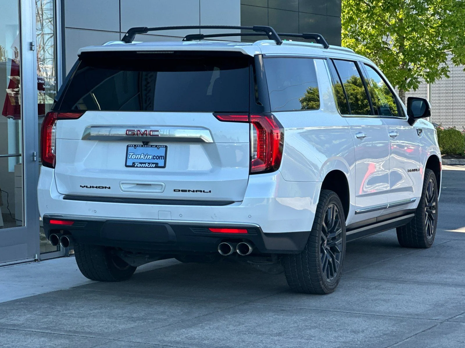 Used 2022 White Frost Tricoat GMC Denali image 3