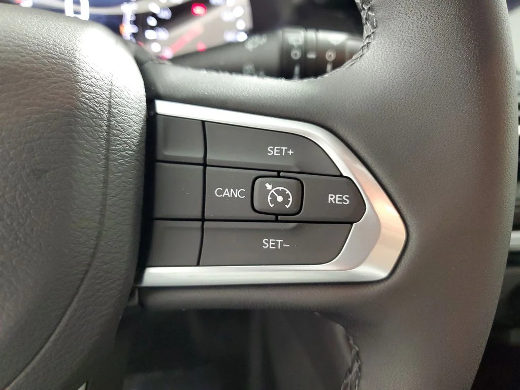 New 2026 Diamond Black Crystal Pearl-Coat Exterior Paint Jeep Latitude image 23
