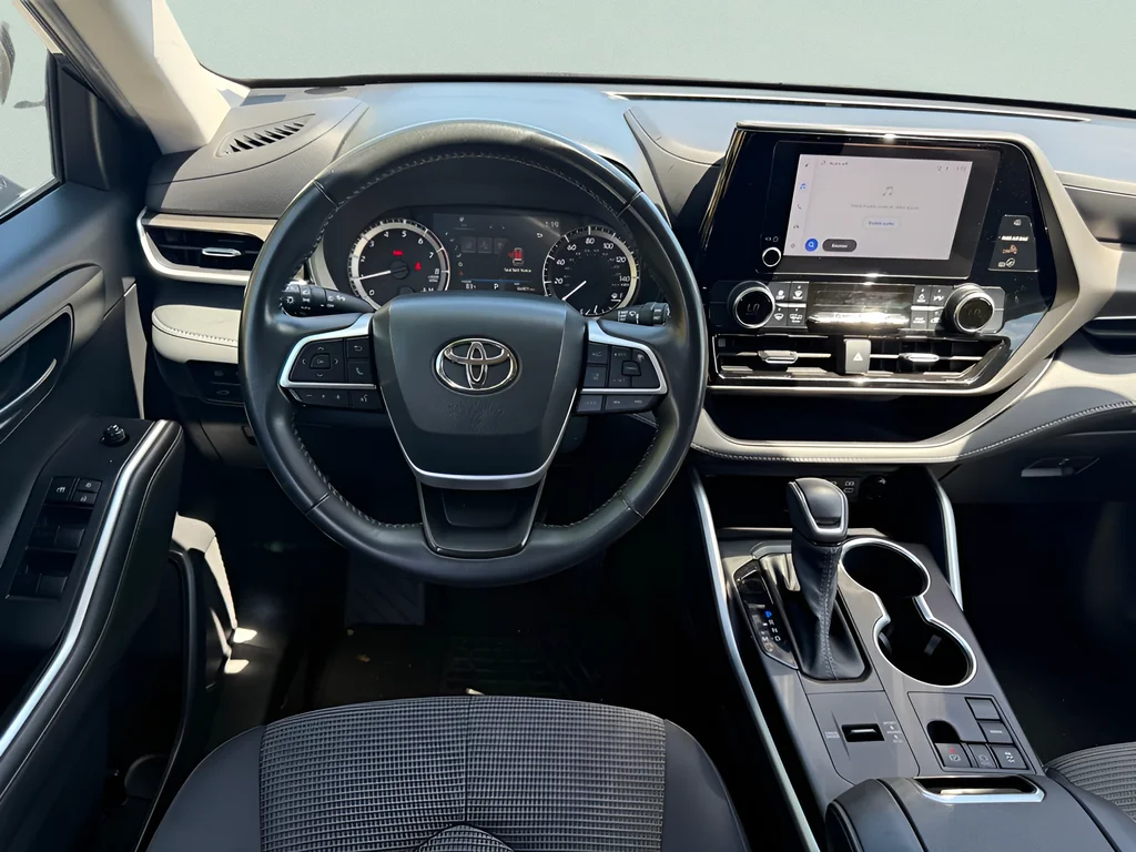 2023 Toyota Highlander LE - Photo 21