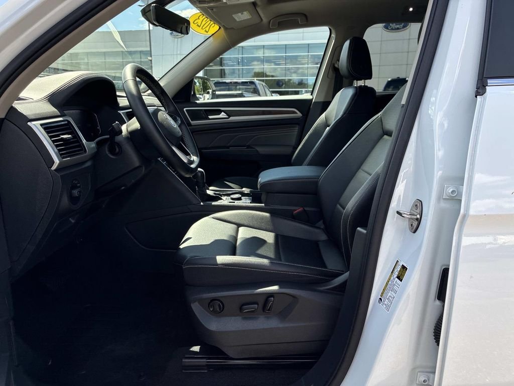 Used 2023 White Volkswagen 3.6L V6 SE w/Technology image 22