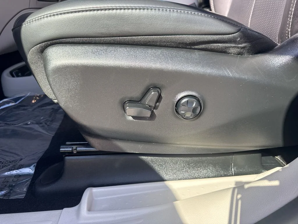 Used 2023 Silver Chrysler Touring L image 10