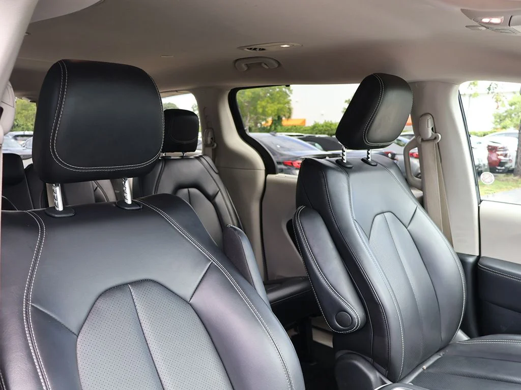 Used 2023 Black Chrysler Touring L image 27