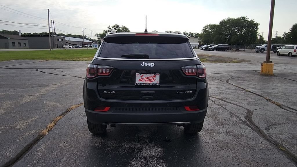 Used 2023  Jeep Limited image 7