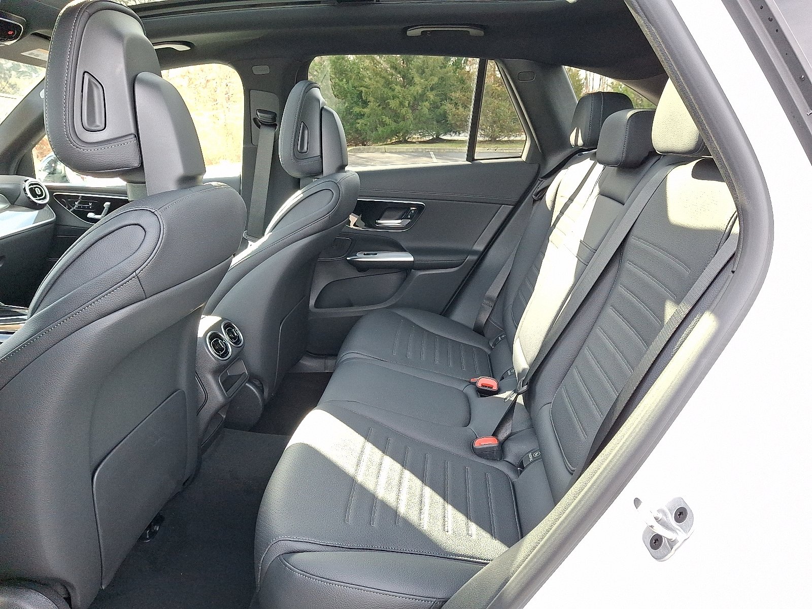 New 2026 MANUFAKTUR Moonlight White Metallic Mercedes-Benz GLC 300 image 6