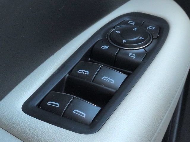 Used 2022 White Cadillac Sport image 21