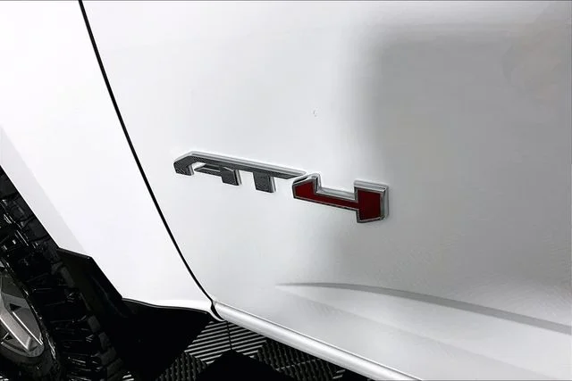 Used 2022 White GMC AT4 w/Leather image 24