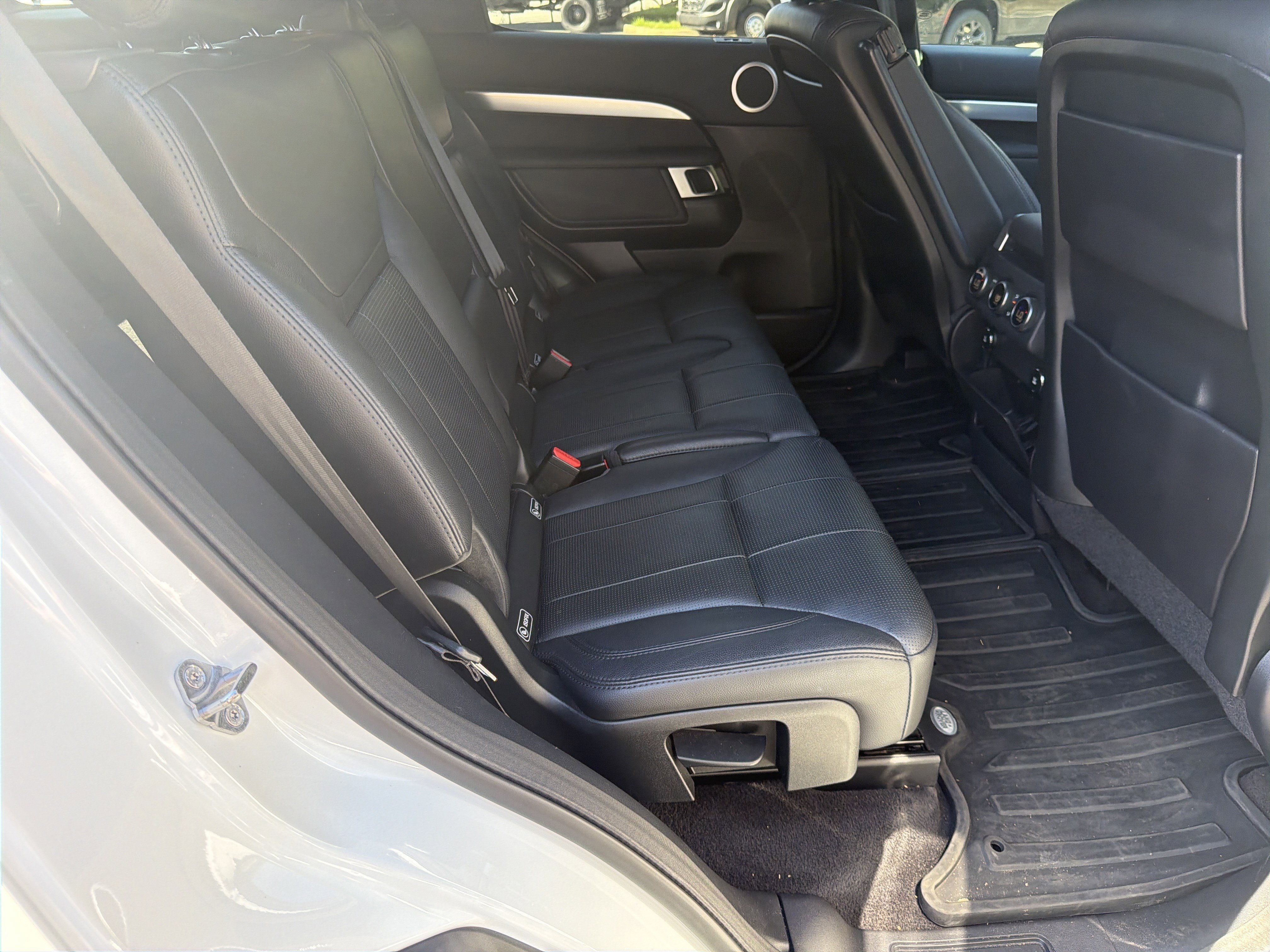Used 2020 Fuji White Land Rover Landmark Edition image 18