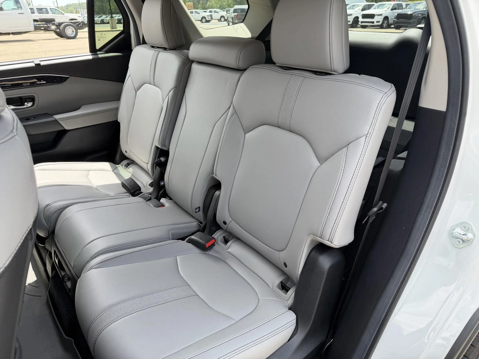 Used 2025 Platinum White Pearl Honda EX-L image 17