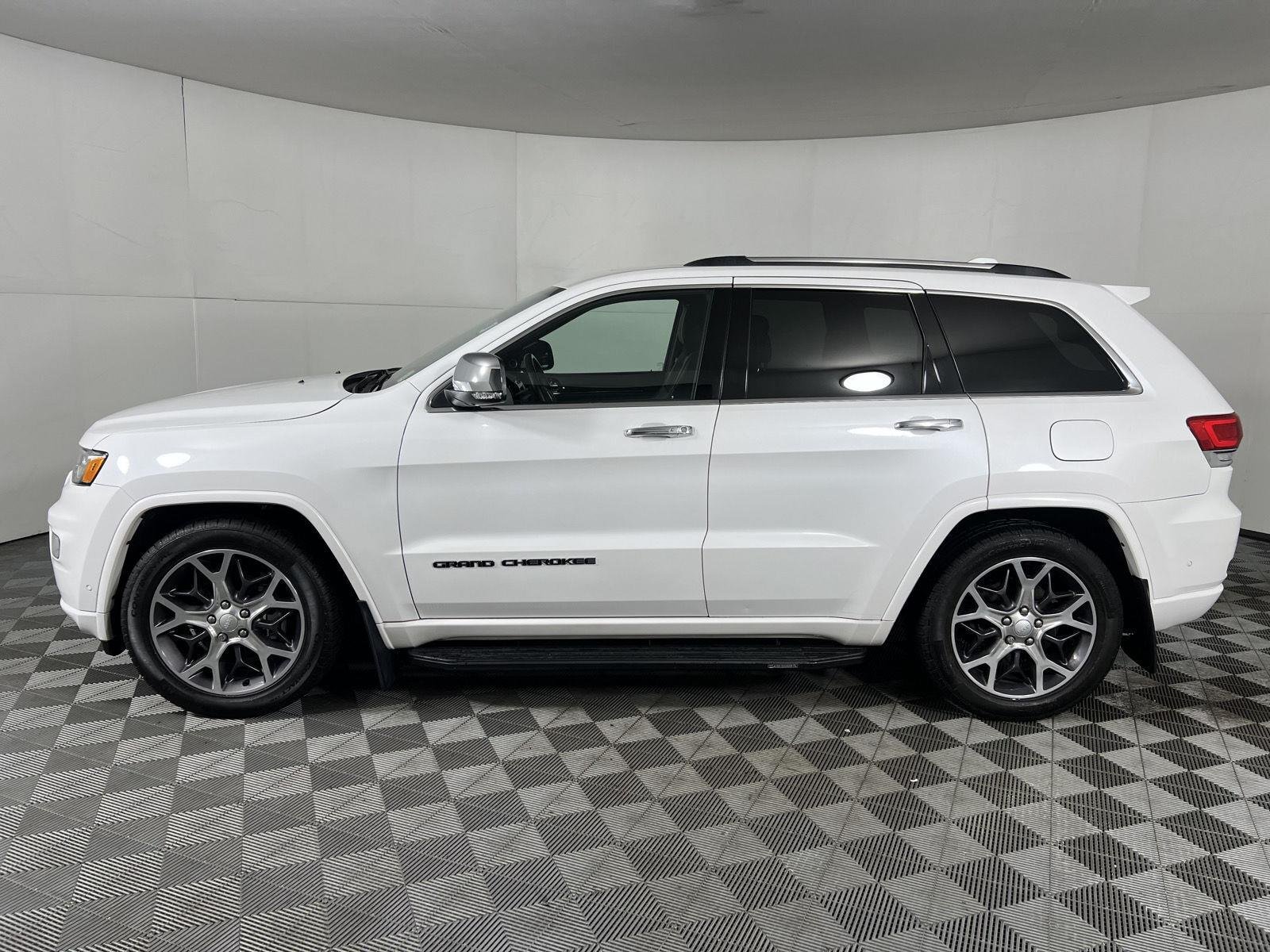 Used 2019 Ivory 3-Coat Jeep Overland image 28