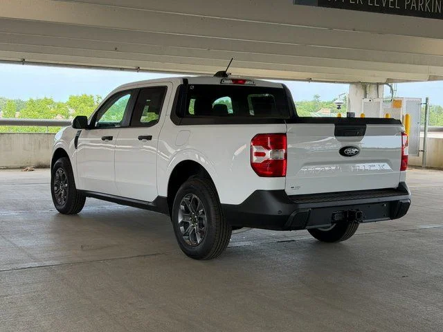 New 2025 Oxford White Ford XLT image 4