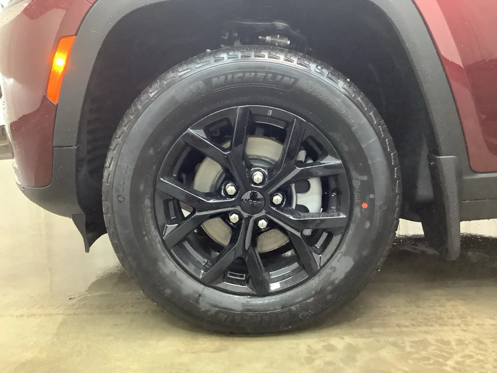 New 2026 Velvet Red Pearl-Coat Exterior Paint Jeep Laredo image 26