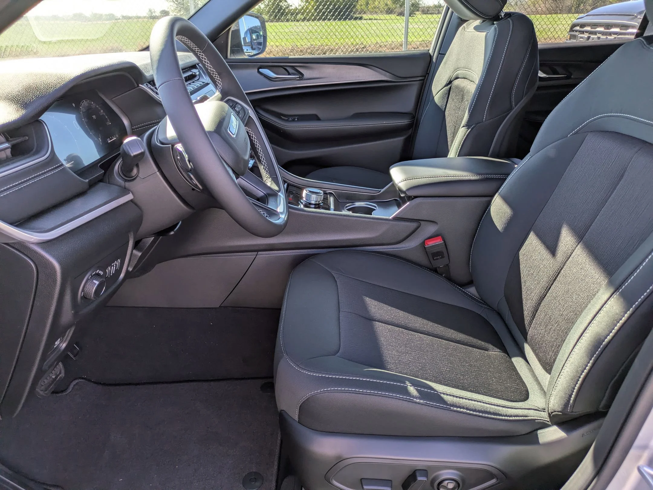 New 2025 Silver Zynith Exterior Paint Jeep Laredo X image 10