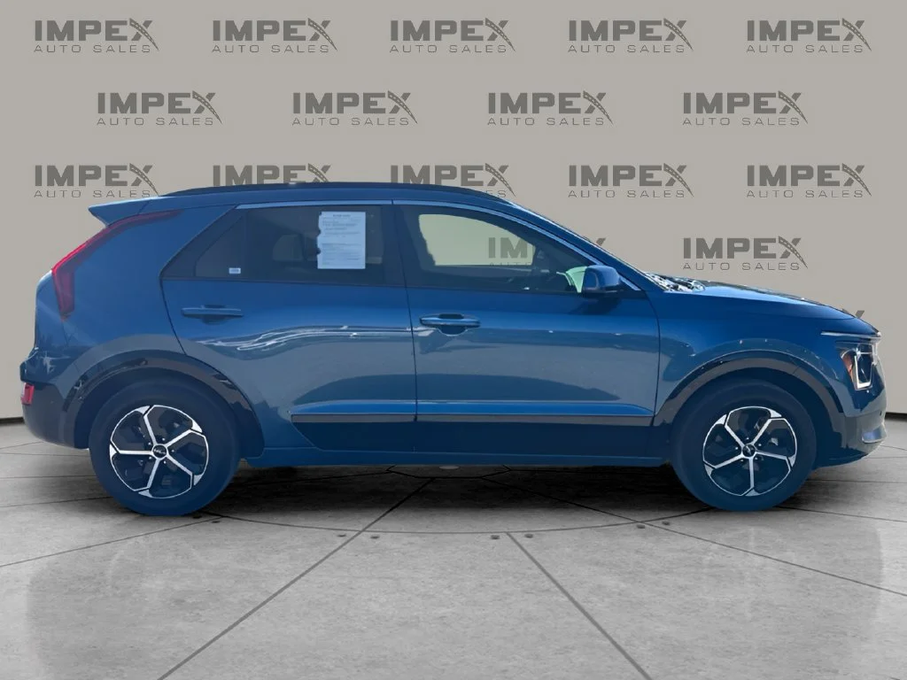 Used 2025 Blue Kia SX image 6