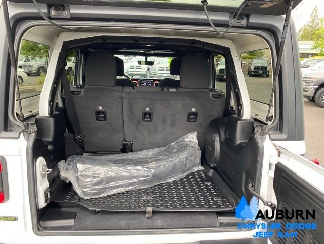 Used 2021 White Jeep Unlimited Rubicon image 11