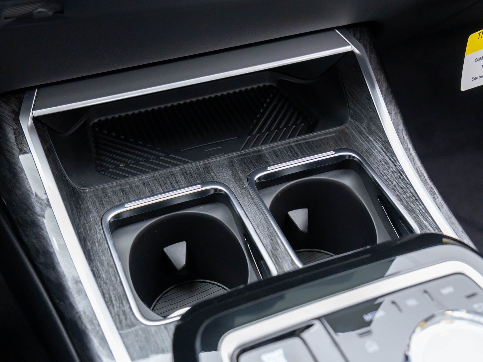 2025 BMW 7 Series 750e - Photo 29