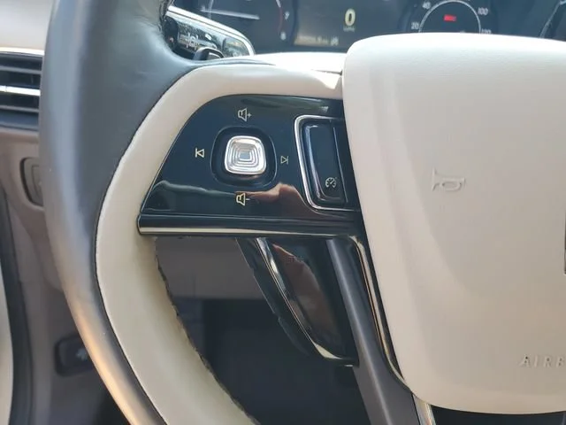 Used 2020 White Lincoln Reserve image 12