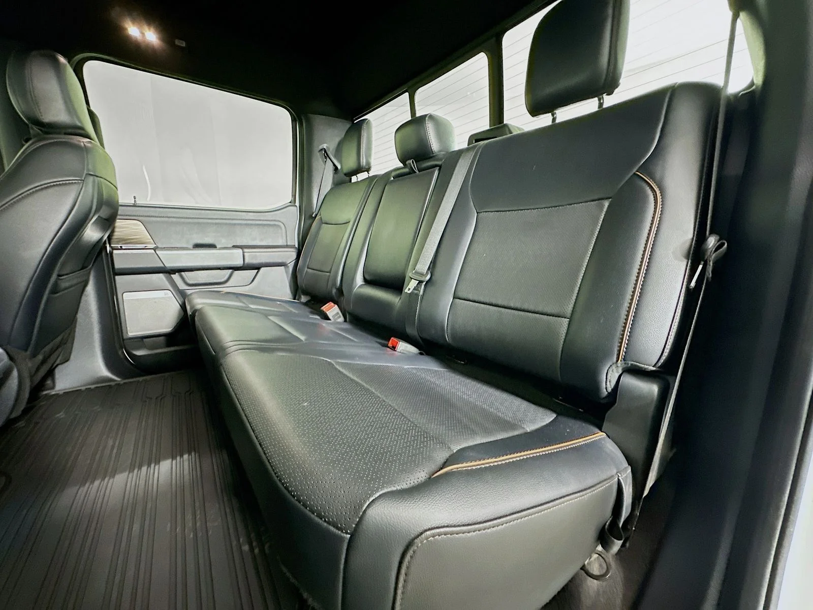 Used 2025 Oxford White Ford Lariat image 25