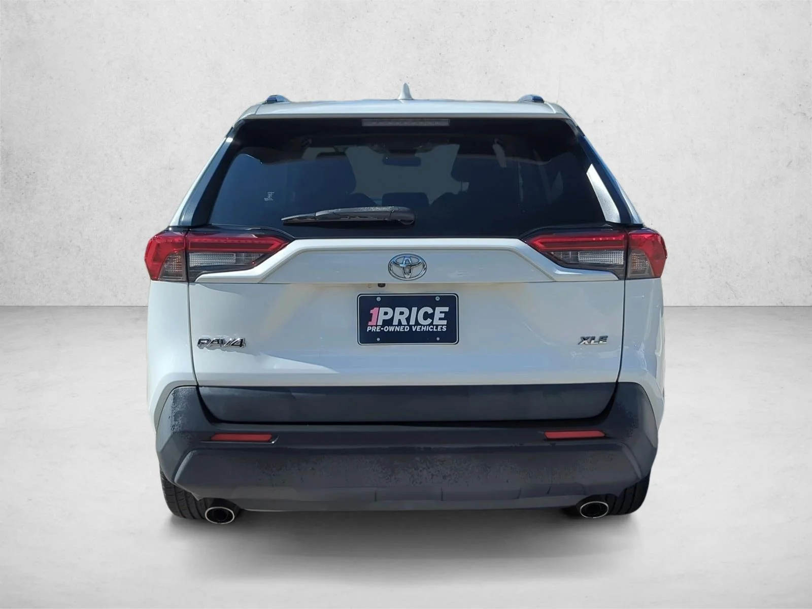 Used 2019 Super White Toyota XLE Premium image 6