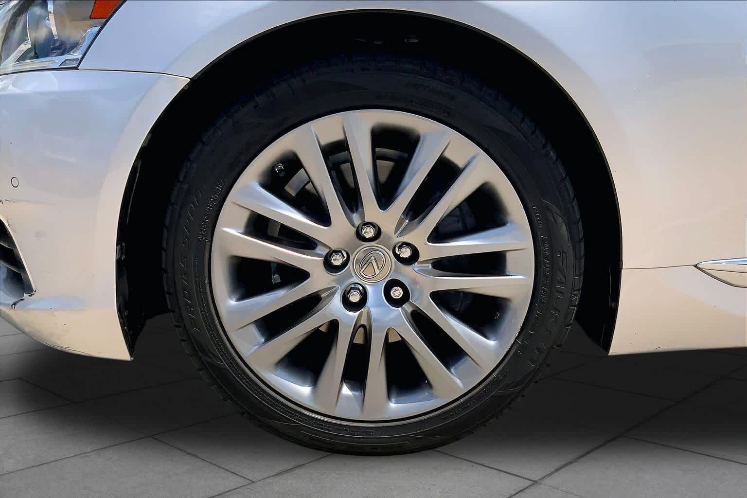 Used 2015 Liquid Platinum Lexus  image 11