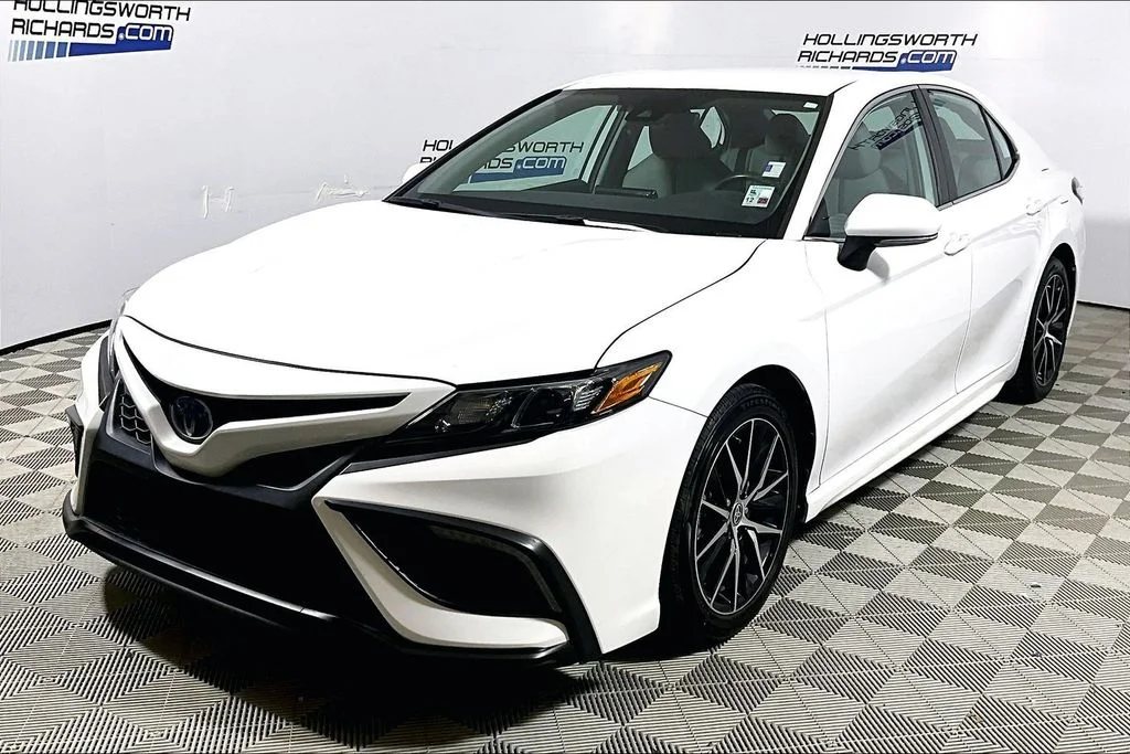 Used 2024 Ice Toyota SE image 1