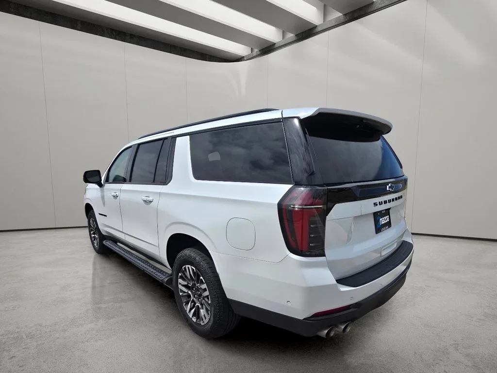 Used 2025 Iridescent Pearl Tricoat Chevrolet Z71 image 3