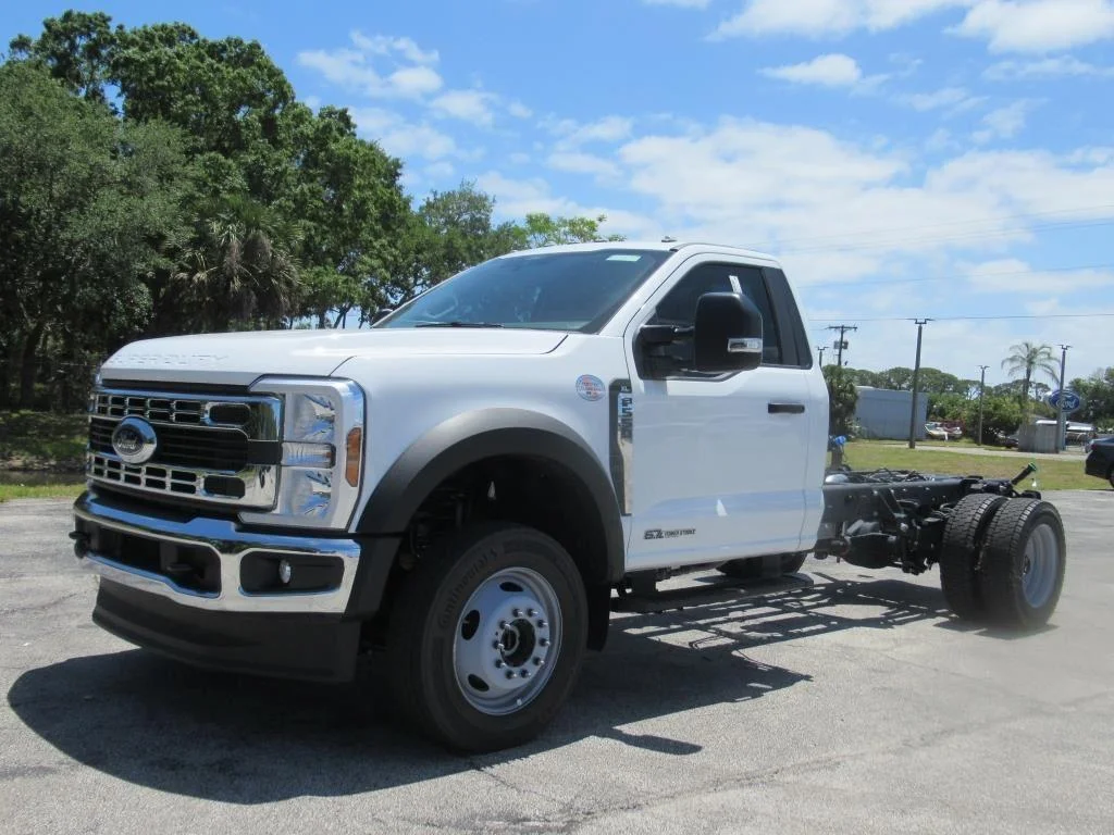 New 2024 Oxford White Ford F-550® XL image 3