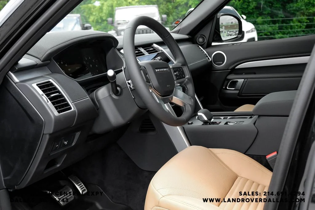 New 2026 Santorini Black Metallic Land Rover Dynamic SE image 2