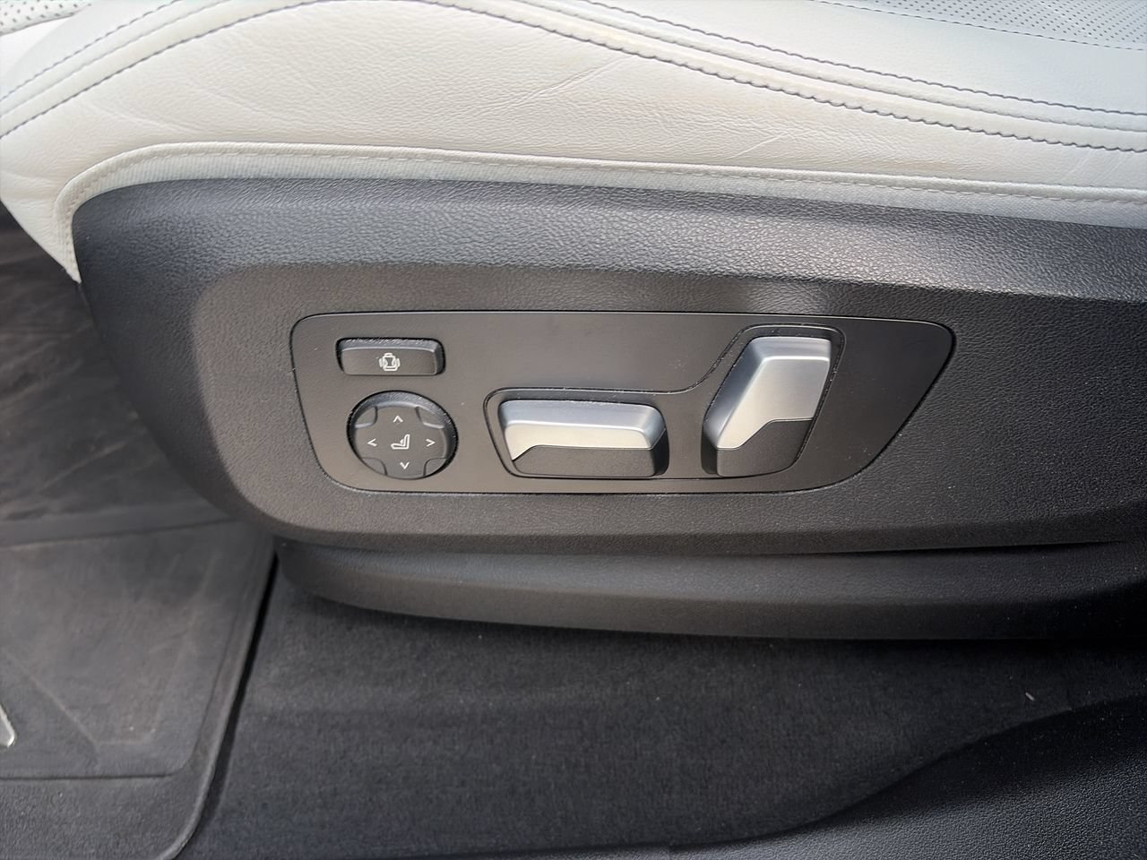Used 2024 Black Sapphire Metallic BMW xDrive40i image 15