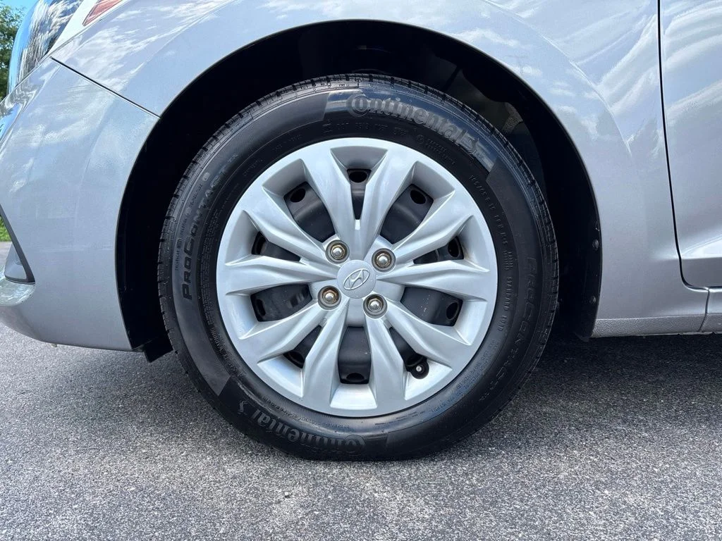 Used 2022 Gray Hyundai SE image 9