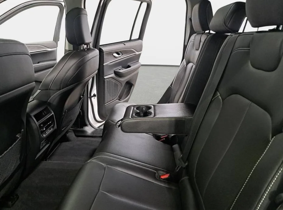 Used 2024 White Jeep Limited image 9