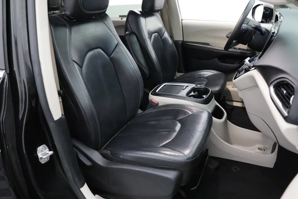 Certified Used 2022 Brilliant Black Chrysler Touring L image 13
