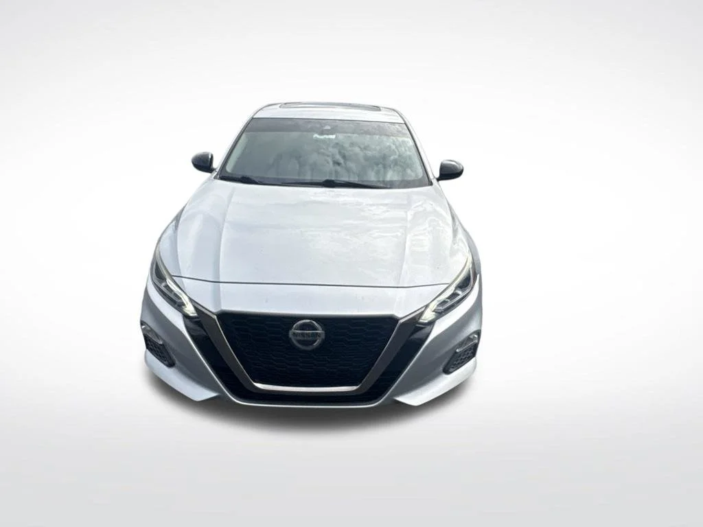 Used 2021 Silver Nissan 2.0 SR image 2