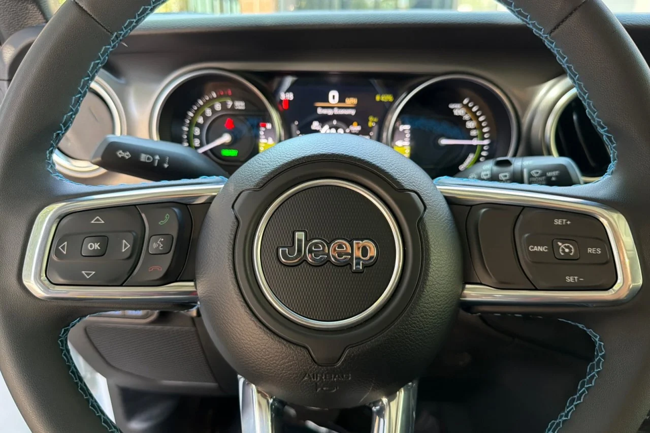 Used 2023 BRIGHT WHITE CLEAR Jeep Rubicon image 23