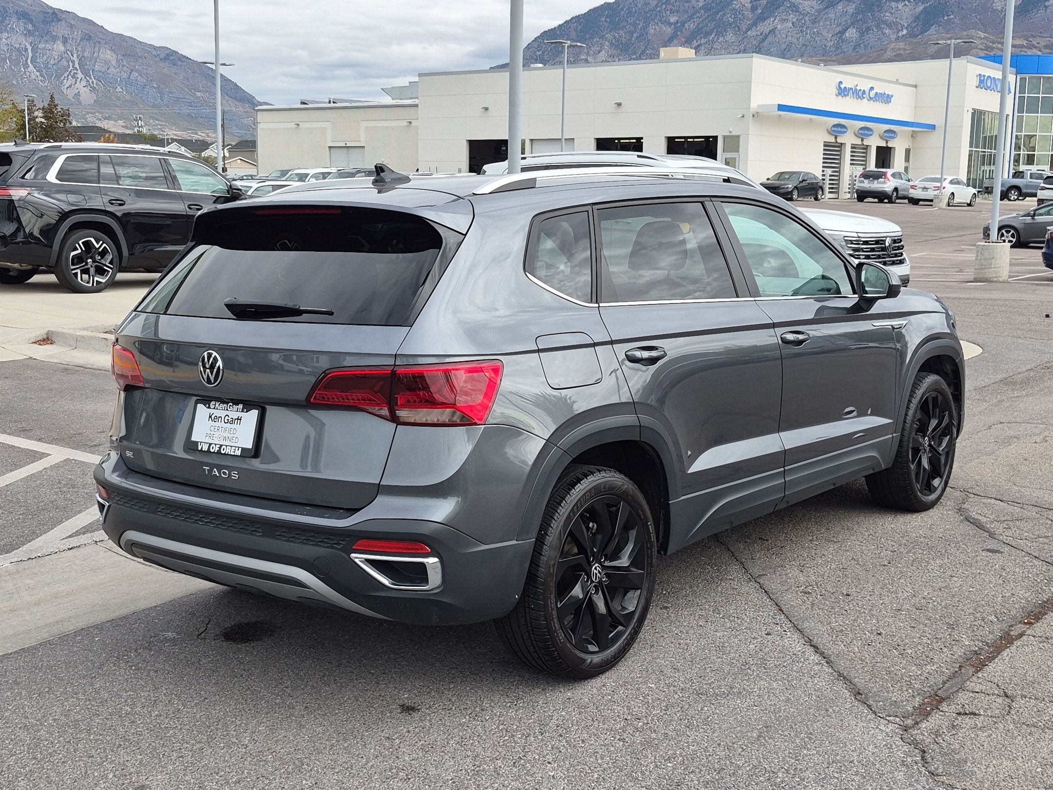 Used 2023 Platinum Gray Metallic Volkswagen SE image 3
