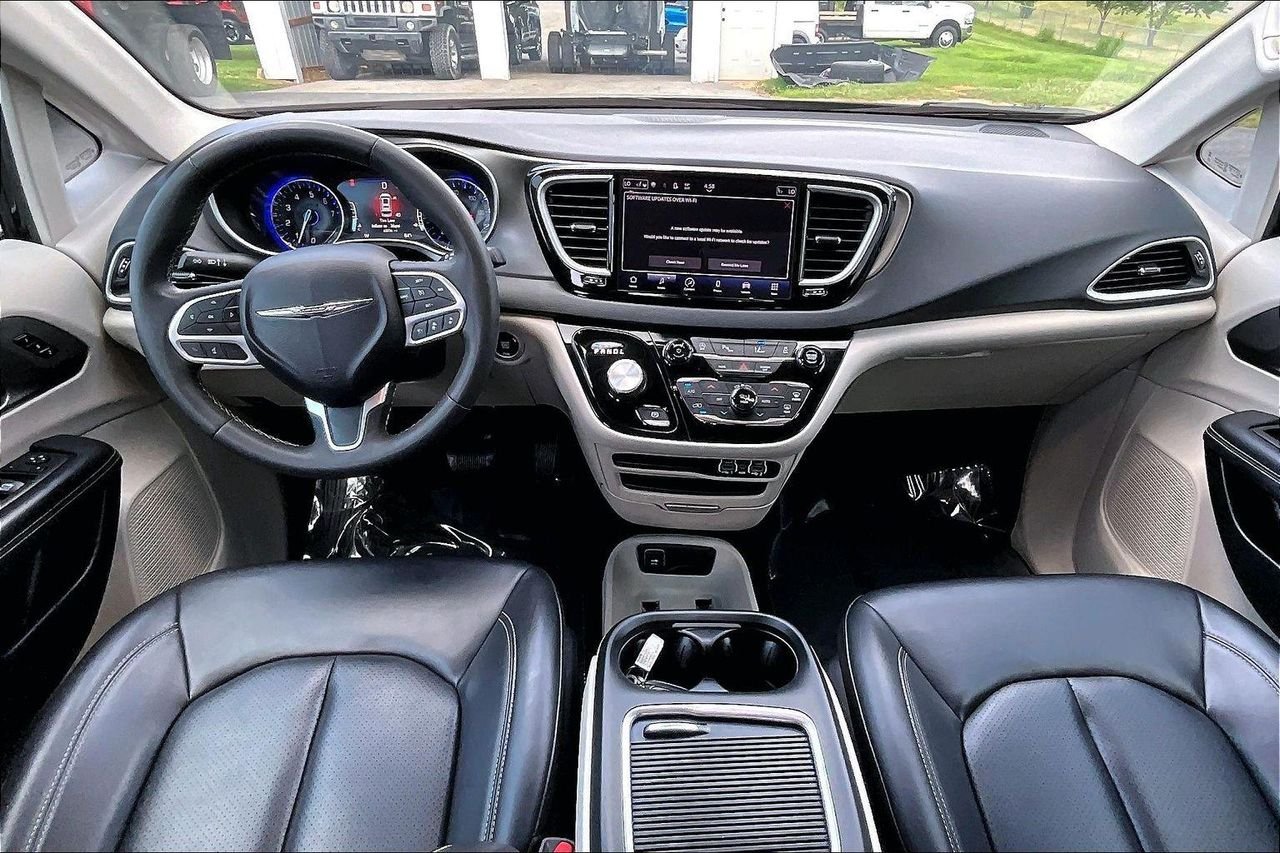 Used 2023 Brilliant Black Crystal Pearlcoat Chrysler Touring L image 9